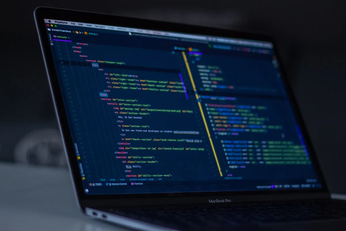 Developer workstation with multiple screens for the technical implementation of a website