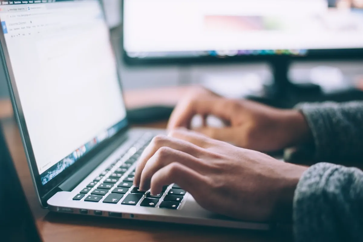 Arbeitsplatz, an dem Inhalte für eine Website am Laptop bearbeitet werden